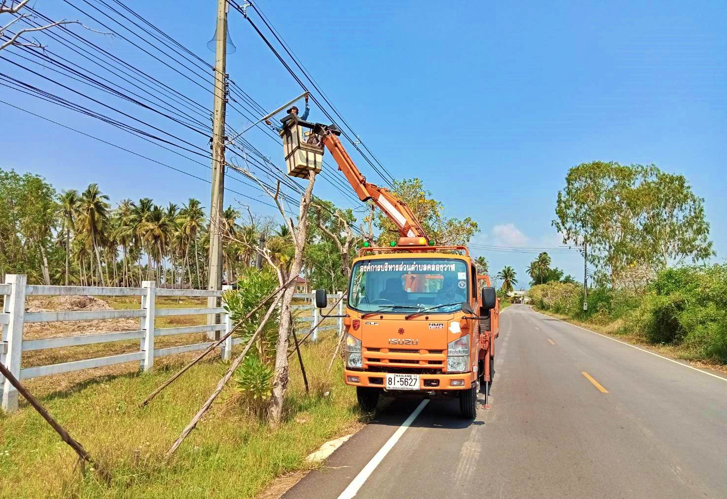 ซ่อมไฟฟ้าส่องสว่างสาธารณะที่ชำรุด ขัดข้อง ในเขตพื้นที่ หมู่ที่ 1 บ้านคลองวาฬ