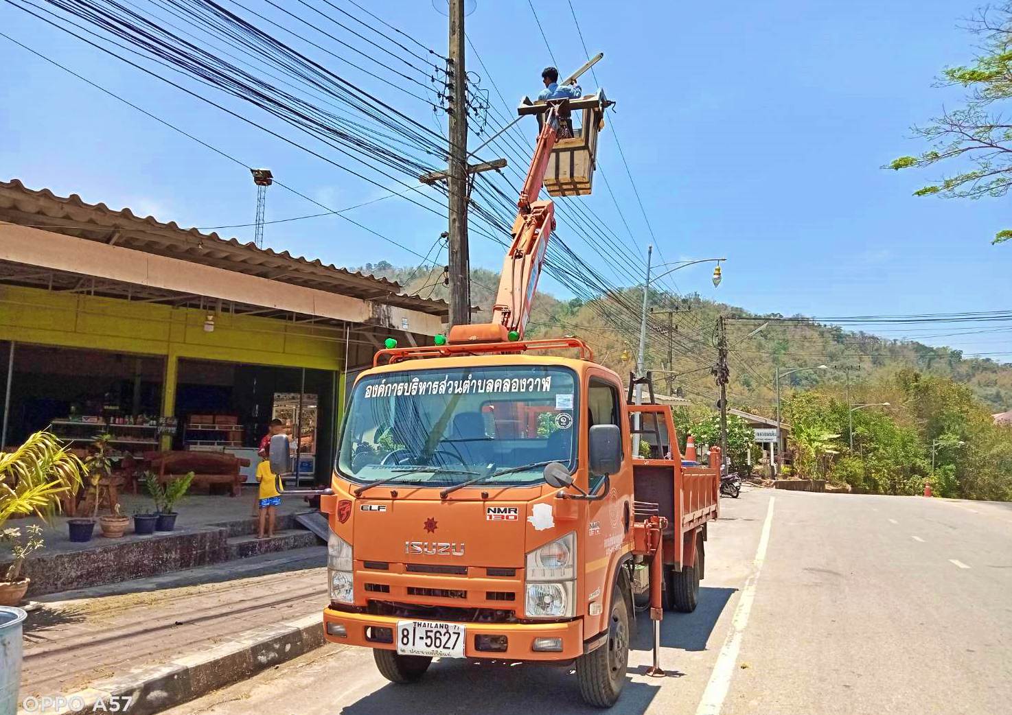 ซ่อมไฟฟ้าส่องสว่างสาธารณะที่ชำรุด ขัดข้อง ในเขตพื้นที่ หมู่ที่ 6 บ้านด่านสิงขร