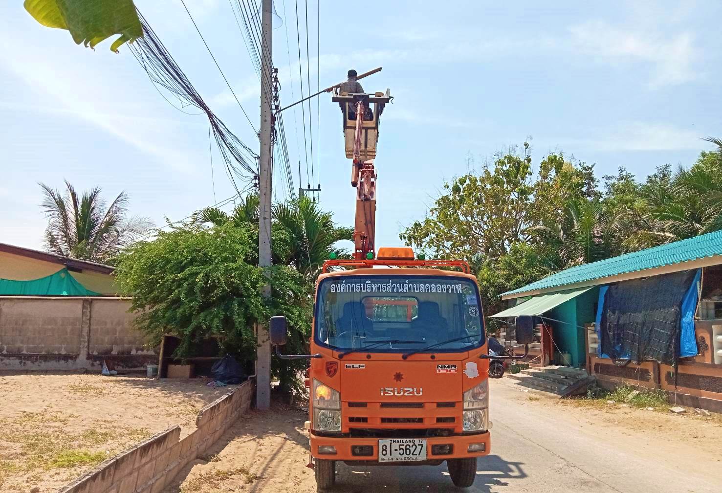 ซ่อมไฟฟ้าส่องสว่างสาธารณะที่ชำรุด ขัดข้อง ในเขตพื้นที่ หมู่ที่ 1 บ้านคลองวาฬ