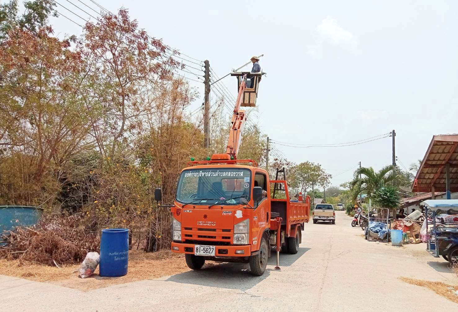 ซ่อมไฟฟ้าส่องสว่างสาธารณะที่ชำรุด ขัดข้อง ในเขตพื้นที่ หมู่ที่ 6 บ้านด่านสิงขร