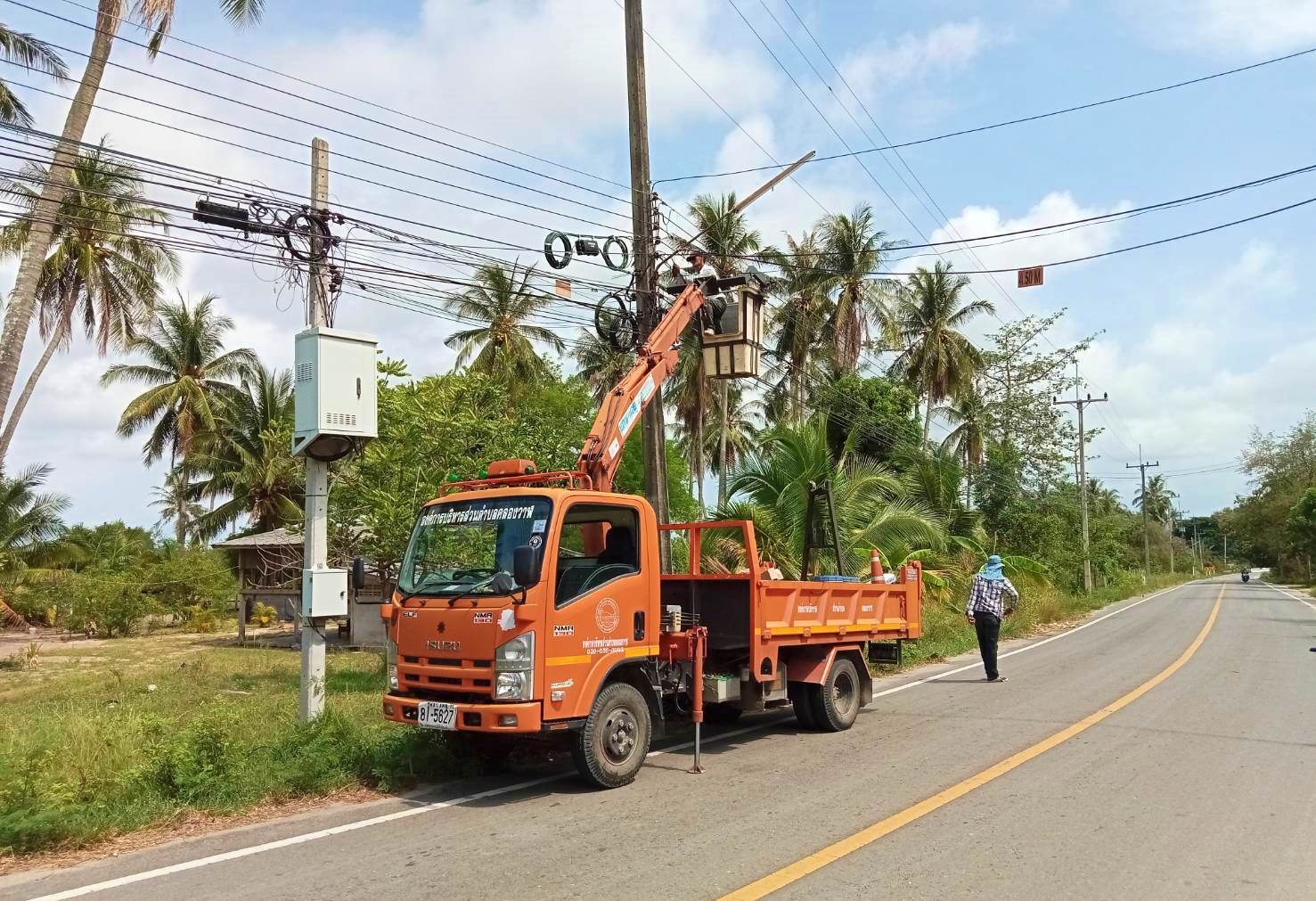 ซ่อมไฟฟ้าส่องสว่างสาธารณะที่ชำรุด ขัดข้อง ในเขตพื้นที่ หมู่ที่ 5 บ้านห้วยใหญ่ และหมู่ที่ 6 บ้านด่านสิงขร