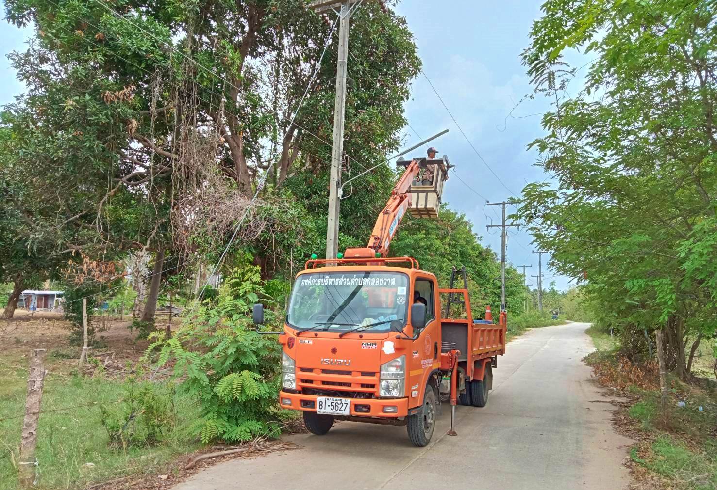 ซ่อมไฟฟ้าส่องสว่างสาธารณะที่ชำรุด ขัดข้อง ในเขตพื้นที่ หมู่ที่ 4 บ้านหว้าโทน