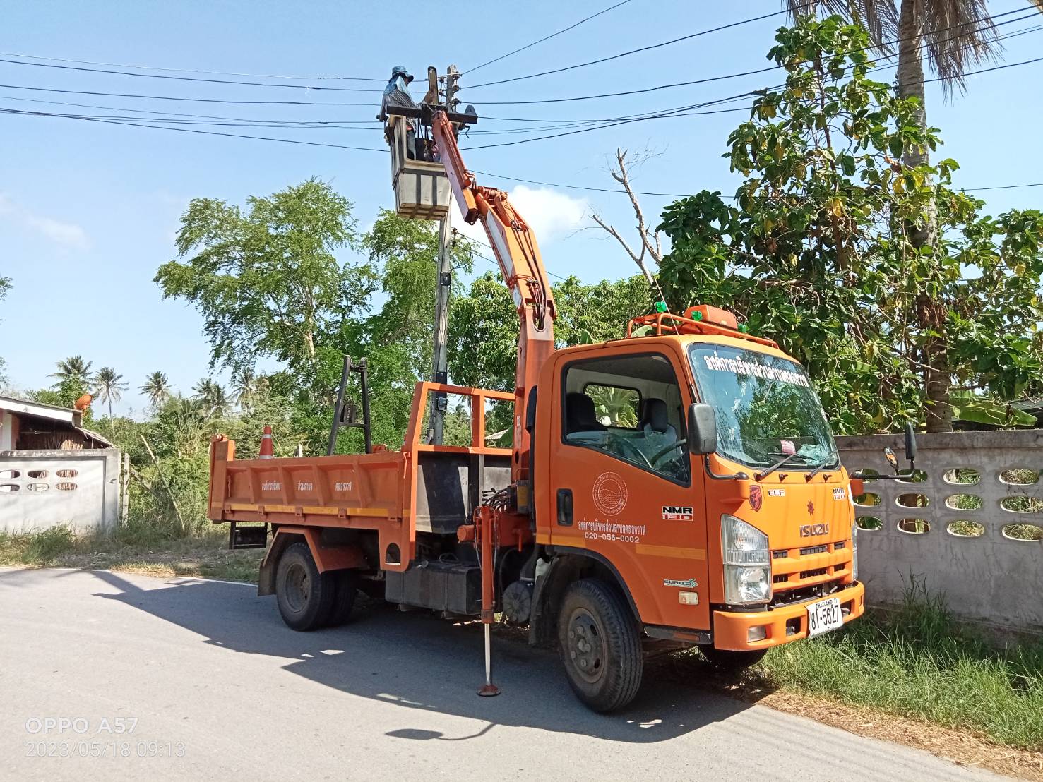 ซ่อมไฟฟ้าส่องสว่างสาธารณะที่ชำรุด ขัดข้อง ในเขตพื้นที่ หมู่ที่ 6 บ้านด่านสิงขร หมู่ที่ 8 บ้านนาทอง และหมู่ที่ 9 บ้านหนองน้ำขาว