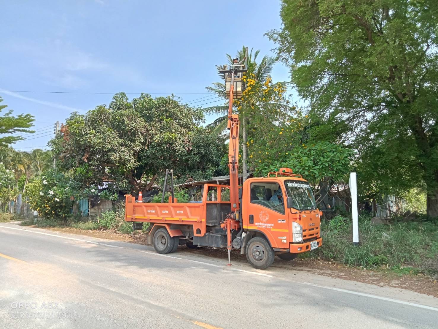 ซ่อมไฟฟ้าส่องสว่างสาธารณะที่ชำรุด ขัดข้อง ในเขตพื้นที่ หมู่ที่ 6 บ้านด่านสิงขร