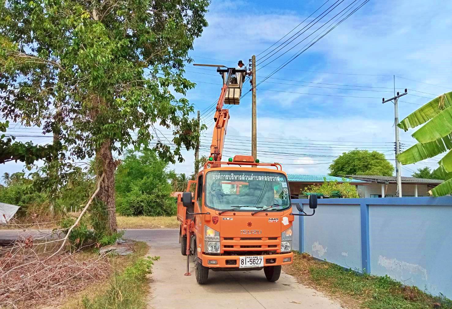 ซ่อมไฟฟ้าส่องสว่างสาธารณะที่ชำรุด ขัดข้อง ในเขตพื้นที่ หมู่ที่ 1 บ้านคลองวาฬ