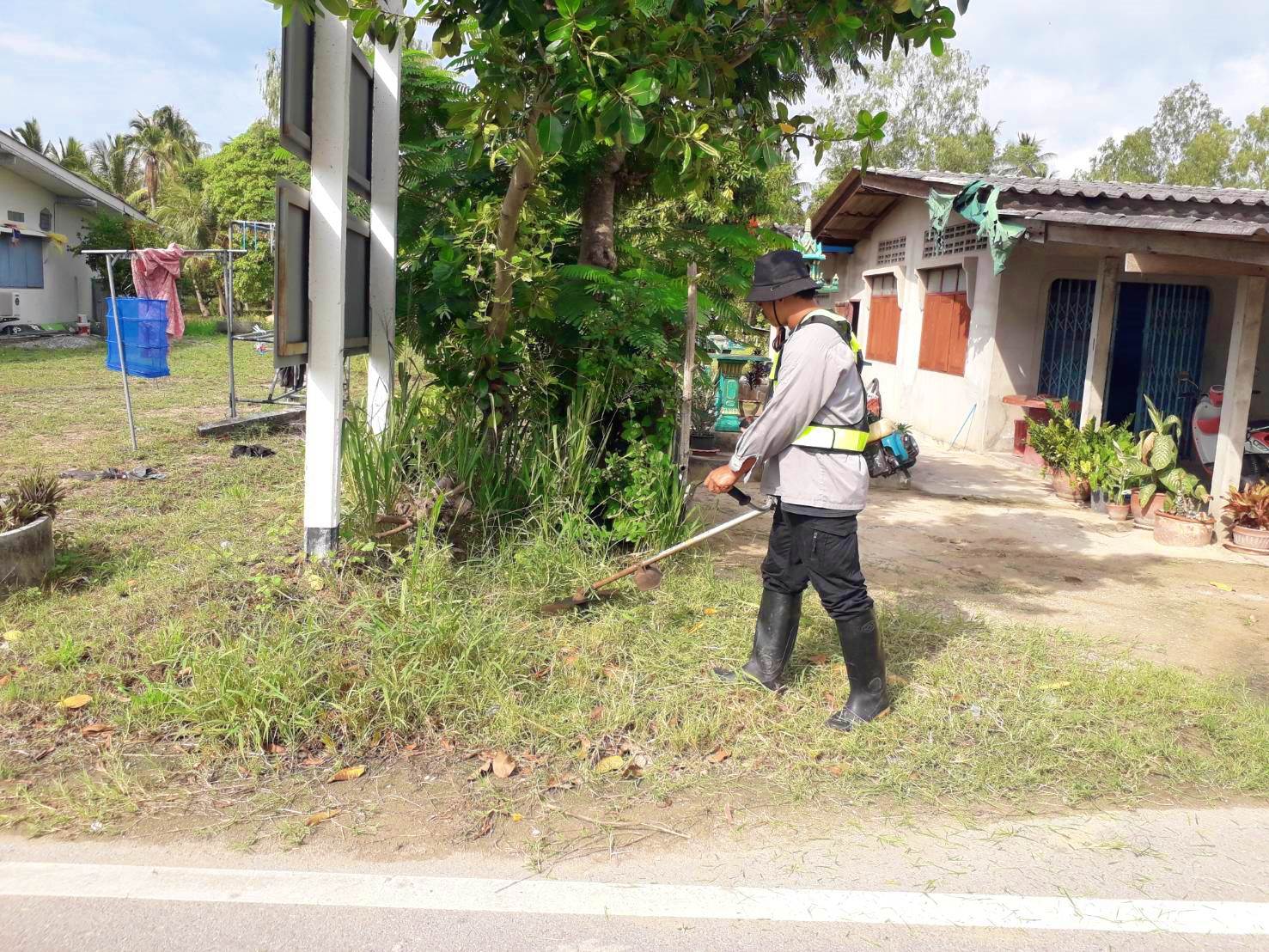 ปรับปรุงภูมิทัศน์สายเพชรเกษม-นาสร้าง หมู่ที่ 2 บ้านหนองหิน และสายทางหวาย-มะขามโพรง หมู่ที่ 3 บ้านทางหวาย