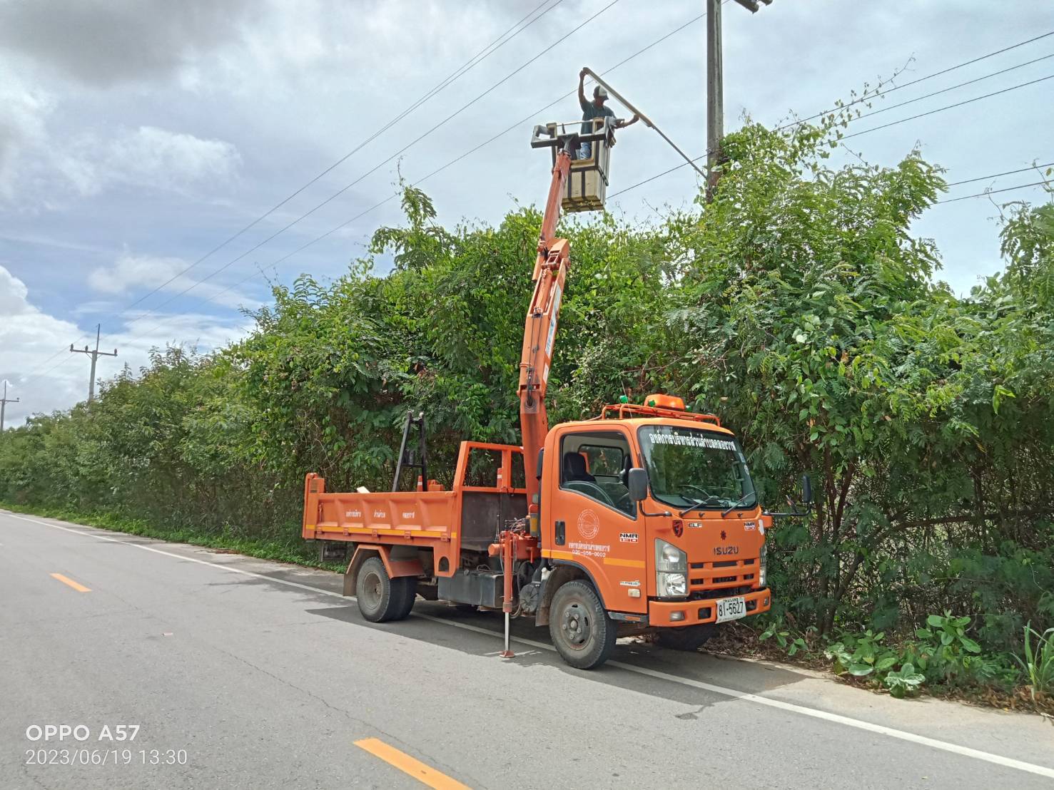 ซ่อมไฟฟ้าส่องสว่างสาธารณะที่ชำรุด ขัดข้อง ในเขตพื้นที่ หมู่ที่ 1 บ้านคลองวาฬ และ หมู่ที่ 7 บ้านสวนขวัญ