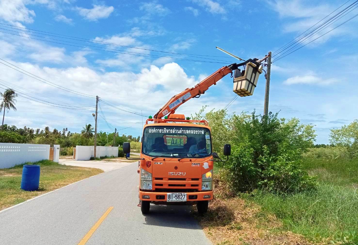  ซ่อมไฟฟ้าส่องสว่างสาธารณะที่ชำรุด ขัดข้อง ในเขตพื้นที่ หมู่ที่ 4 บ้านหว้าโทน