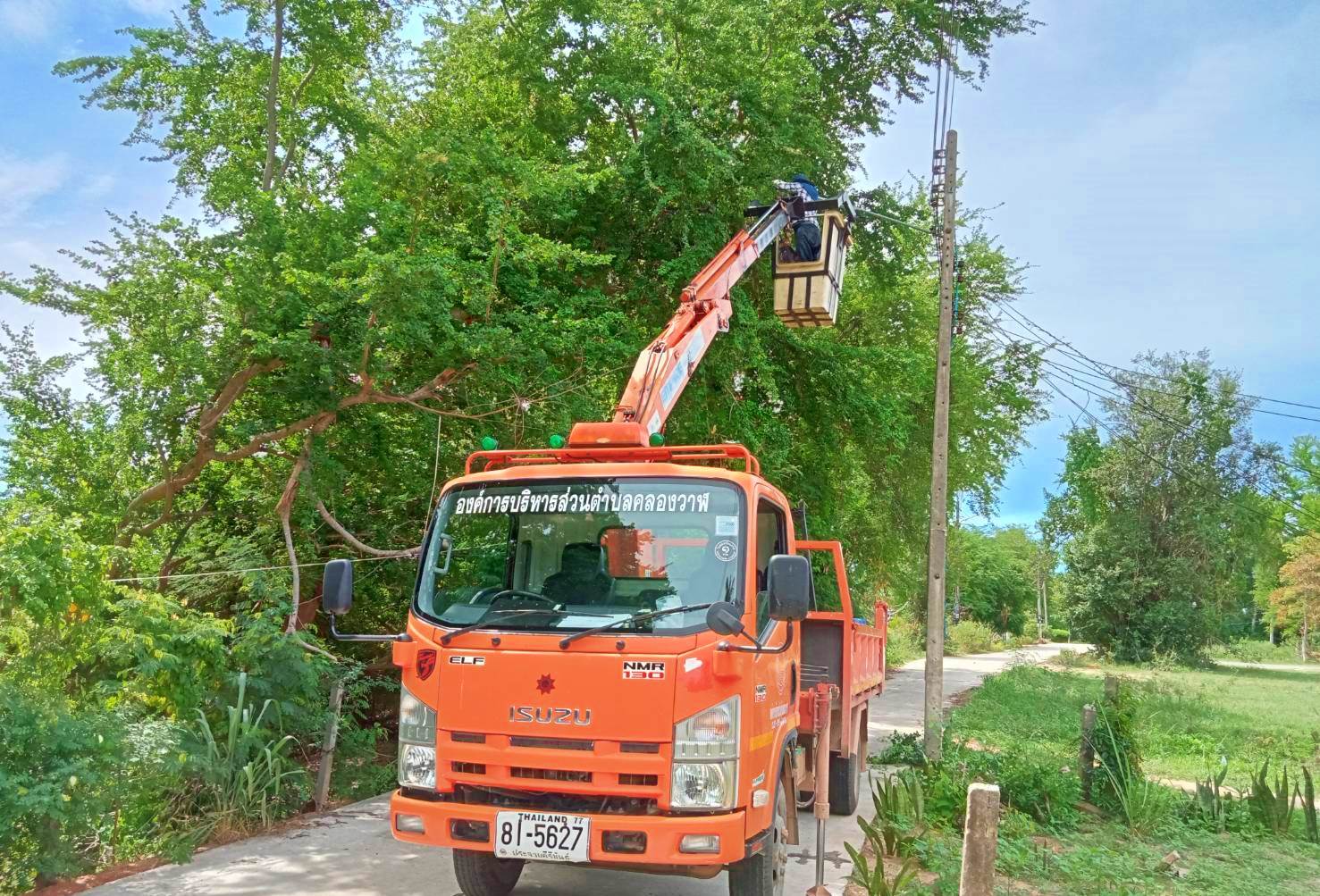 ซ่อมไฟฟ้าส่องสว่างสาธารณะที่ชำรุด ขัดข้อง ในเขตพื้นที่ หมู่ที่ 1 บ้านคลองวาฬ