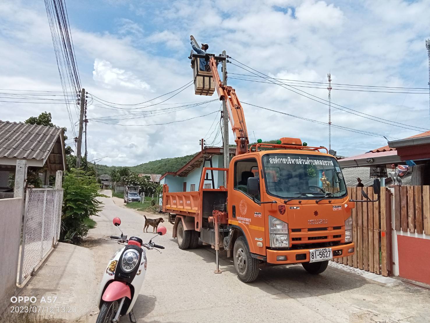 ซ่อมไฟฟ้าส่องสว่างสาธารณะที่ชำรุด ขัดข้อง ในเขตพื้นที่ หมู่ที่ 6 บ้านด่านสิงขร