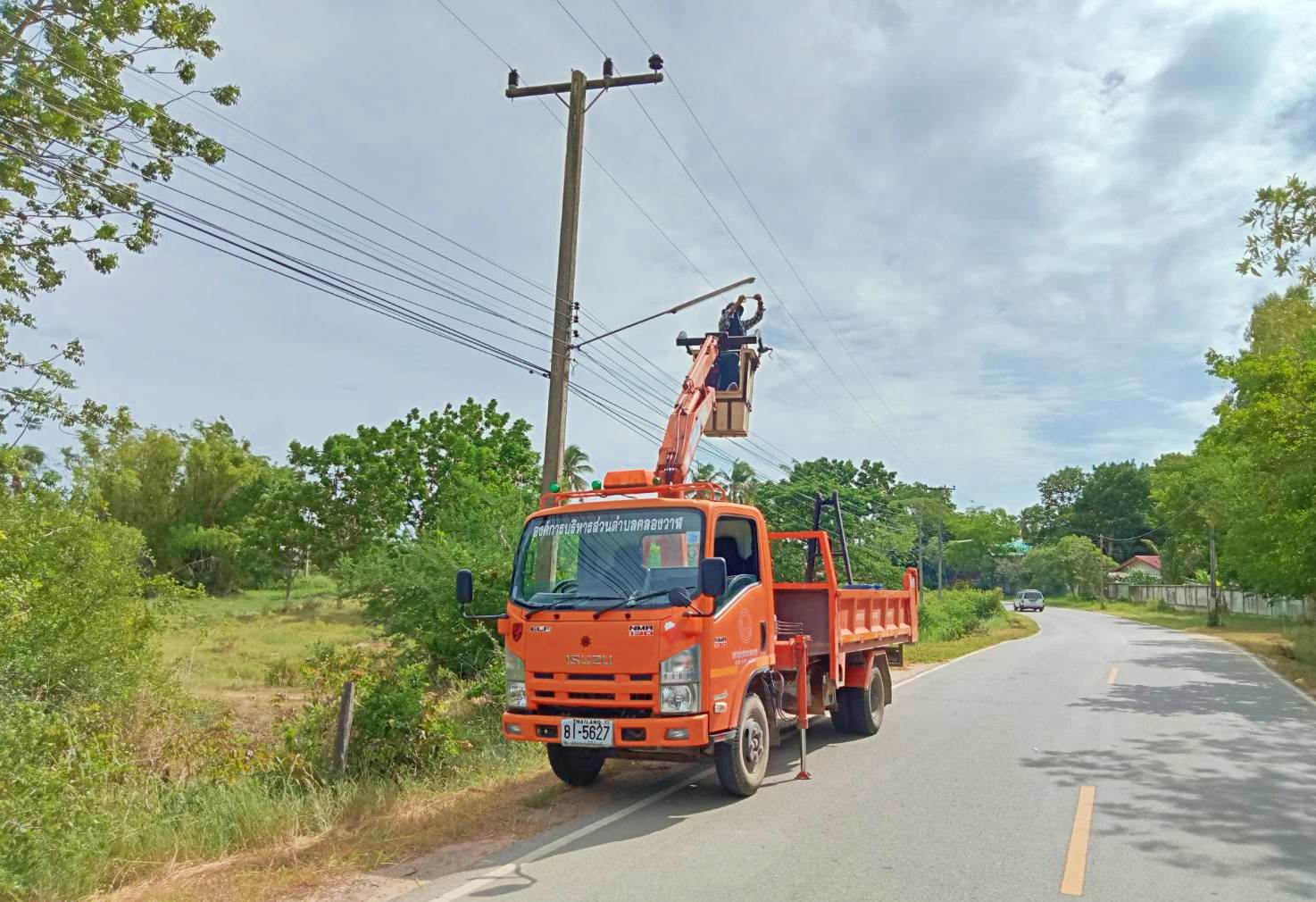 ซ่อมไฟฟ้าส่องสว่างสาธารณะที่ชำรุด ขัดข้อง ในเขตพื้นที่ หมู่ที่ 5 บ้านห้วยใหญ่