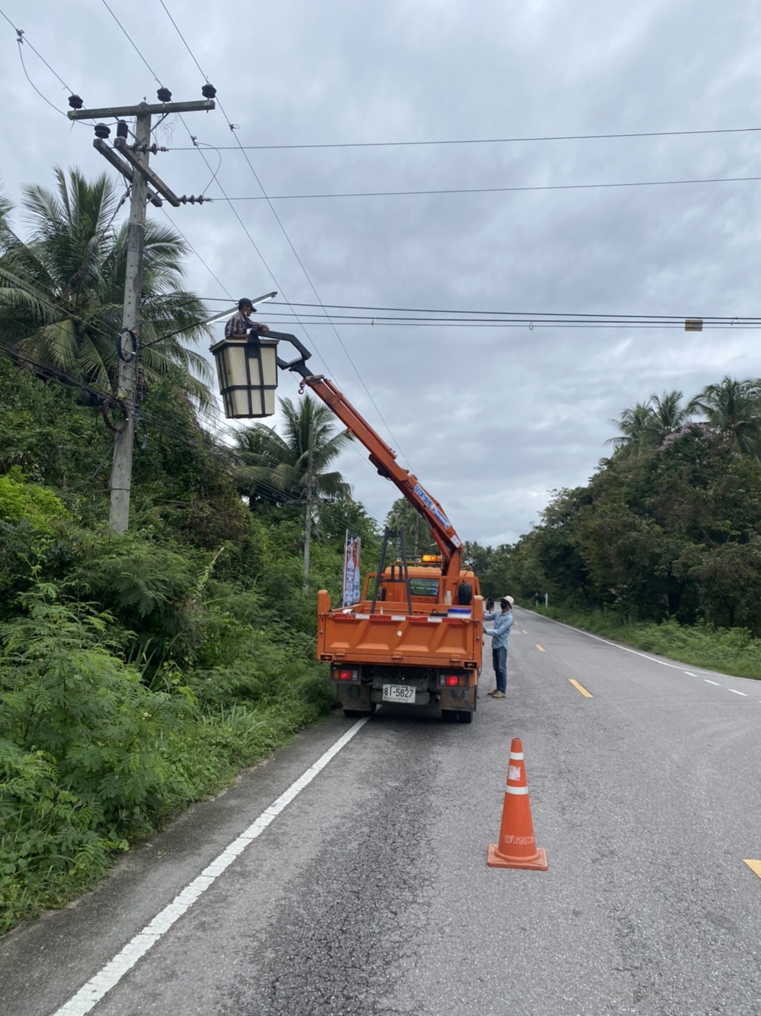 ซ่อมไฟฟ้าส่องสว่างสาธารณะที่ชำรุด ขัดข้อง ในเขตพื้นที่ หมู่ 3 บ้านทางหวาย ตำบลคลองวาฬ