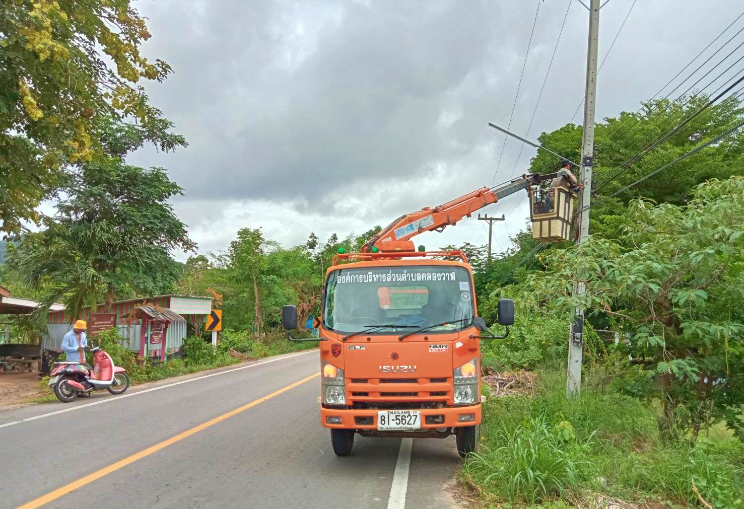 ซ่อมไฟฟ้าส่องสว่างสาธารณะที่ชำรุด ขัดข้อง ในเขตพื้นที่ หมู่ที่ 6 บ้านด่านสิงขร