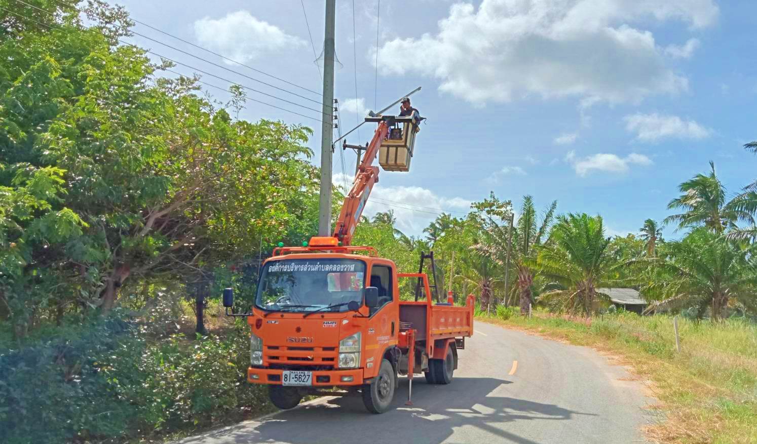 ซ่อมไฟฟ้าส่องสว่างสาธารณะที่ชำรุด ขัดข้อง ในเขตพื้นที่ หมู่ที่ 6 บ้านด่านสิงขร