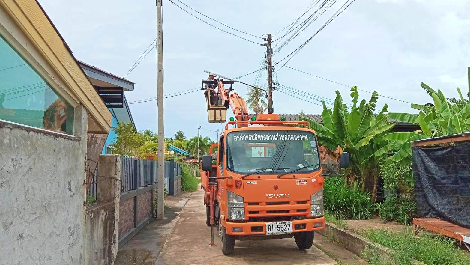 ซ่อมไฟฟ้าส่องสว่างสาธารณะที่ชำรุด ขัดข้อง ในเขตพื้นที่ หมู่ที่ 1 บ้านคลองวาฬ และหมู่ที่ 2 บ้านหนองหิน 