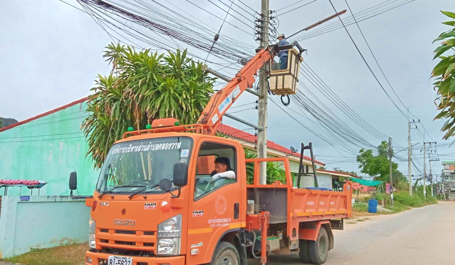 ซ่อมไฟฟ้าส่องสว่างสาธารณะที่ชำรุด ขัดข้อง ในเขตพื้นที่ หมู่ที่ 1 บ้านคลองวาฬ