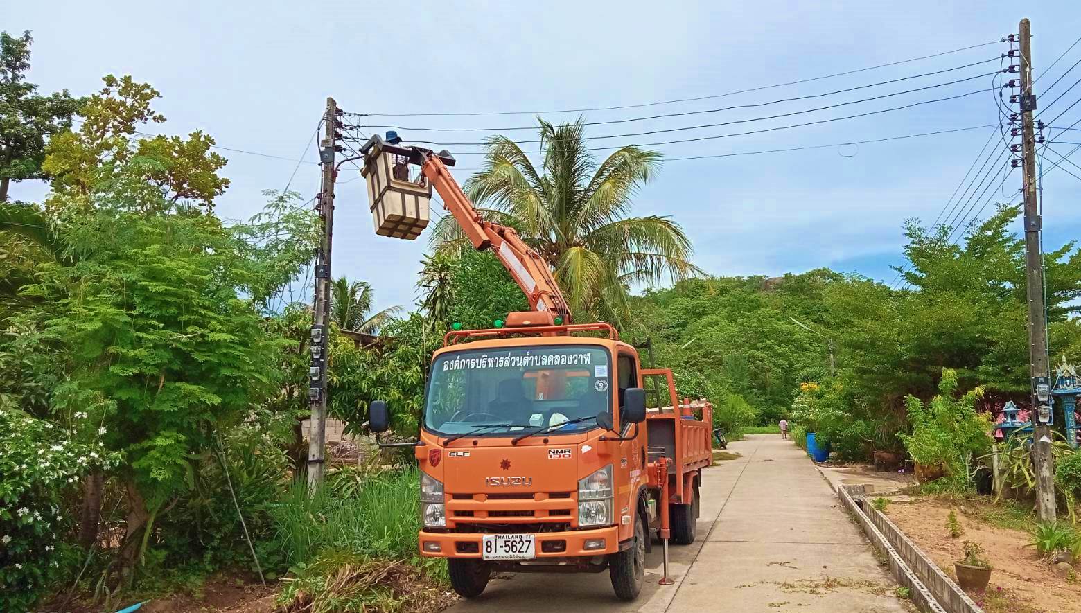 ซ่อมไฟฟ้าส่องสว่างสาธารณะที่ชำรุด ขัดข้อง ในเขตพื้นที่ หมู่ที่ 6 บ้านด่านสิงขร ตำบลคลองวาฬ