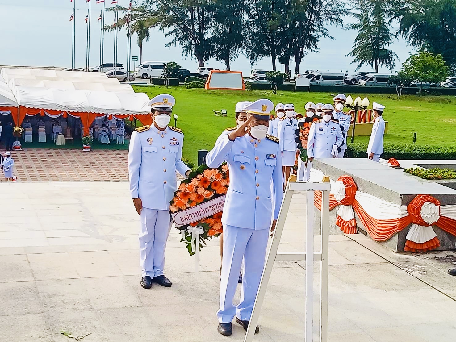 ร่วมพิธีวางพวงมาลาถวายราชสักการะพระบรมราชานุสาวรีย์ พระบาทสมเด็จพระจุลจอมเกล้าเจ้าอยู่หัว รัชกาลที่ 4 