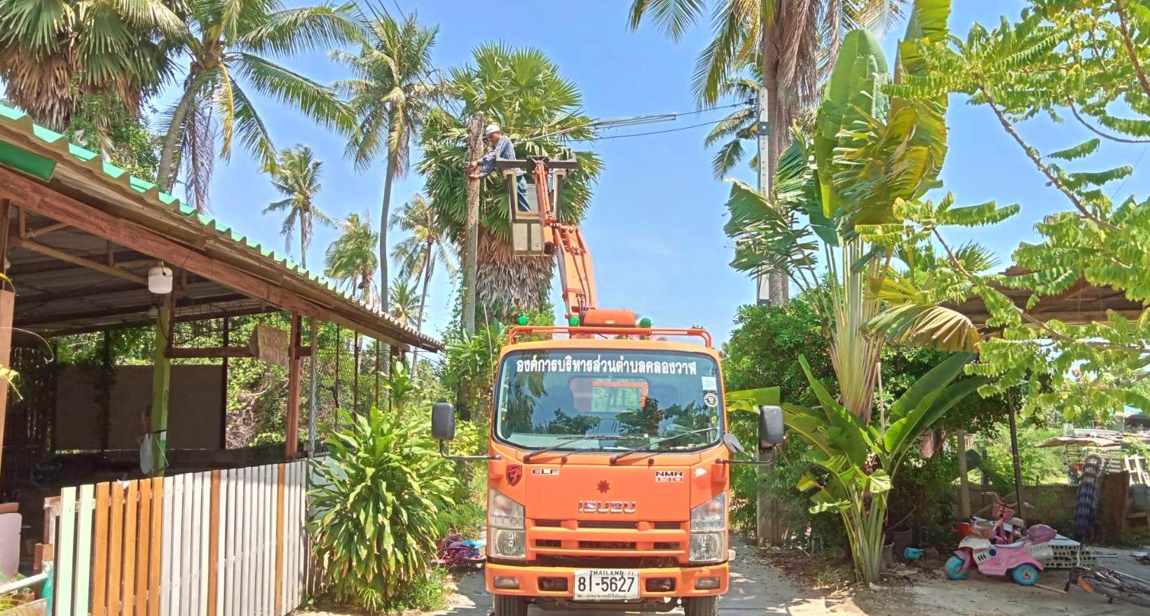 ซ่อมไฟฟ้าส่องสว่างสาธารณะที่ชำรุด ขัดข้อง ในเขตพื้นที่ หมู่ที่ 2 บ้านหนองหิน ตำบลคลองวาฬ