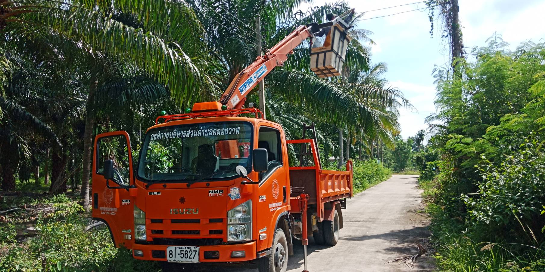 ซ่อมไฟฟ้าส่องสว่างสาธารณะที่ชำรุด ขัดข้อง ในเขตพื้นที่ หมู่ที่ 6 บ้านด่านสิงขร และ หมู่ที่ 7 บ้านสวนขวัญ ตำบลคลองวาฬ 