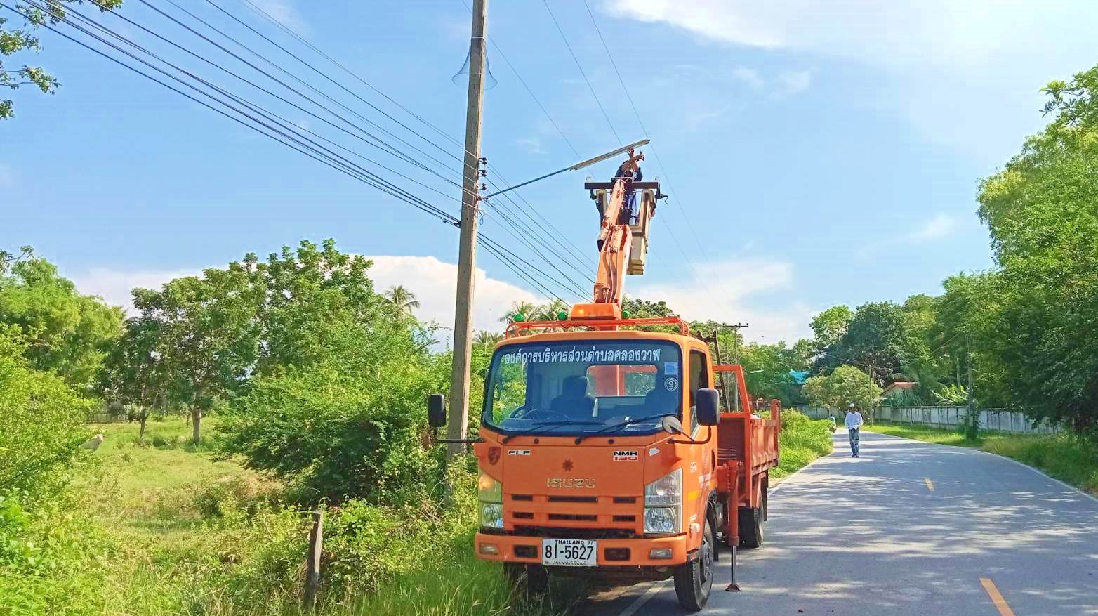 ซ่อมไฟฟ้าส่องสว่างสาธารณะที่ชำรุด ขัดข้อง ในเขตพื้นที่ หมู่ที่ 5 บ้านห้วยใหญ่ และหมู่ที่ 8 บ้านนาทอง