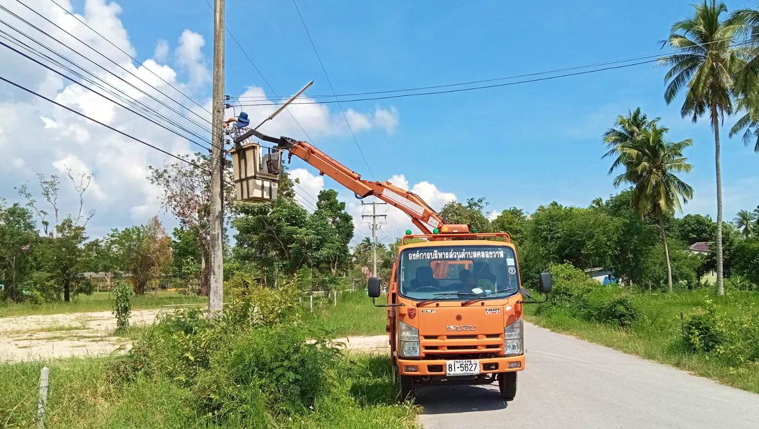 ซ่อมไฟฟ้าส่องสว่างสาธารณะที่ชำรุด ขัดข้อง ในเขตพื้นที่ หมู่ที่ 3 บ้านทางหวาย