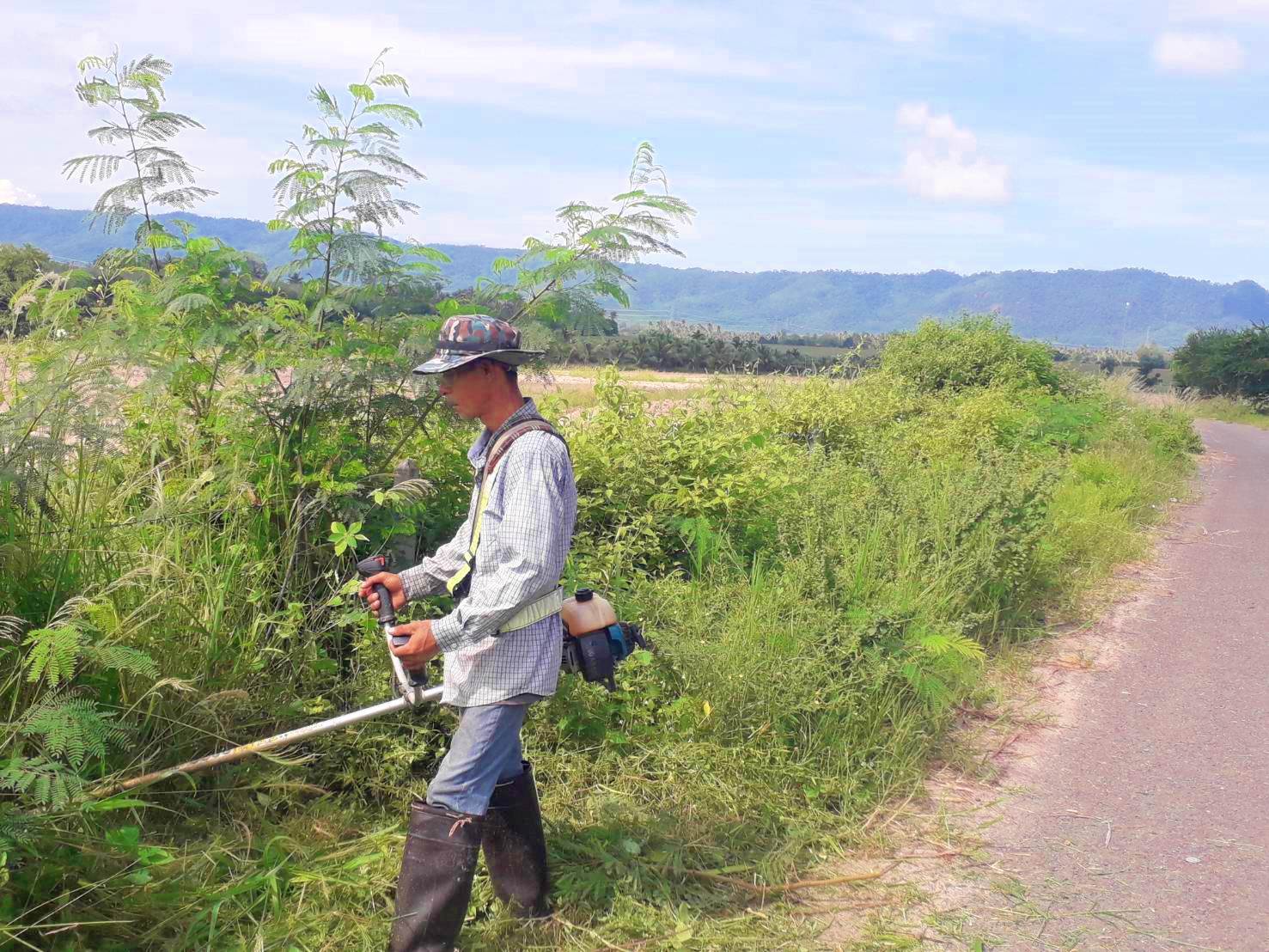 ปรับปรุงภูมิทัศน์ สายมะขามหมู่-ชอยกลางบ้าน (สุฑา โตทอง) หมู่ที่ 5 บ้านห้วยใหญ่ 