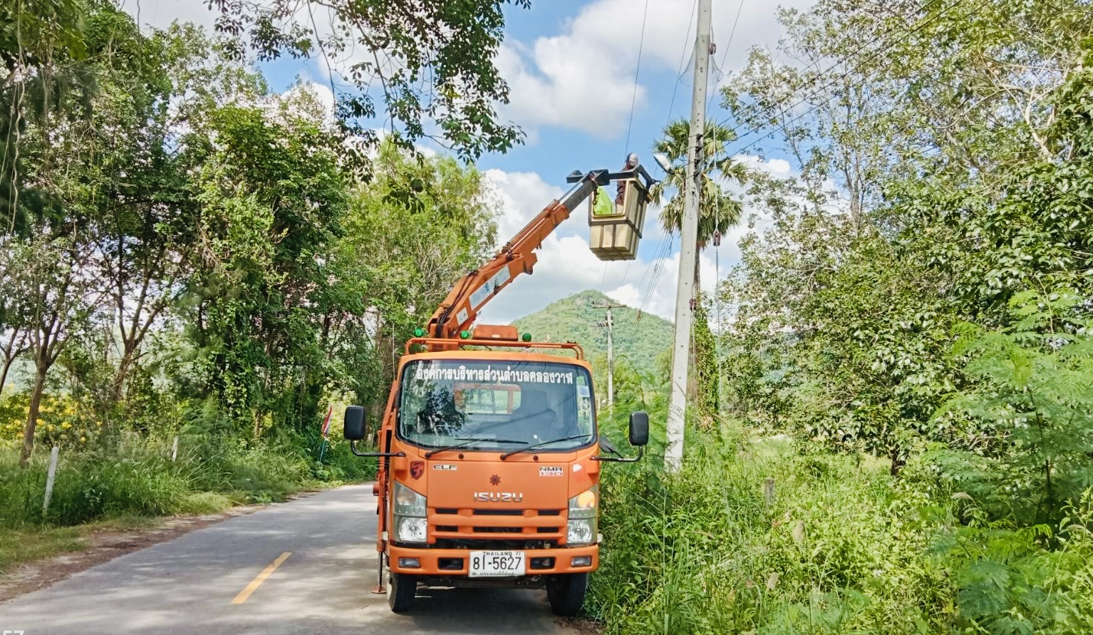 ซ่อมไฟฟ้าส่องสว่างสาธารณะที่ชำรุด ขัดข้อง ในเขตพื้นที่ หมู่ที่ 6 บ้านด่านสิงขร