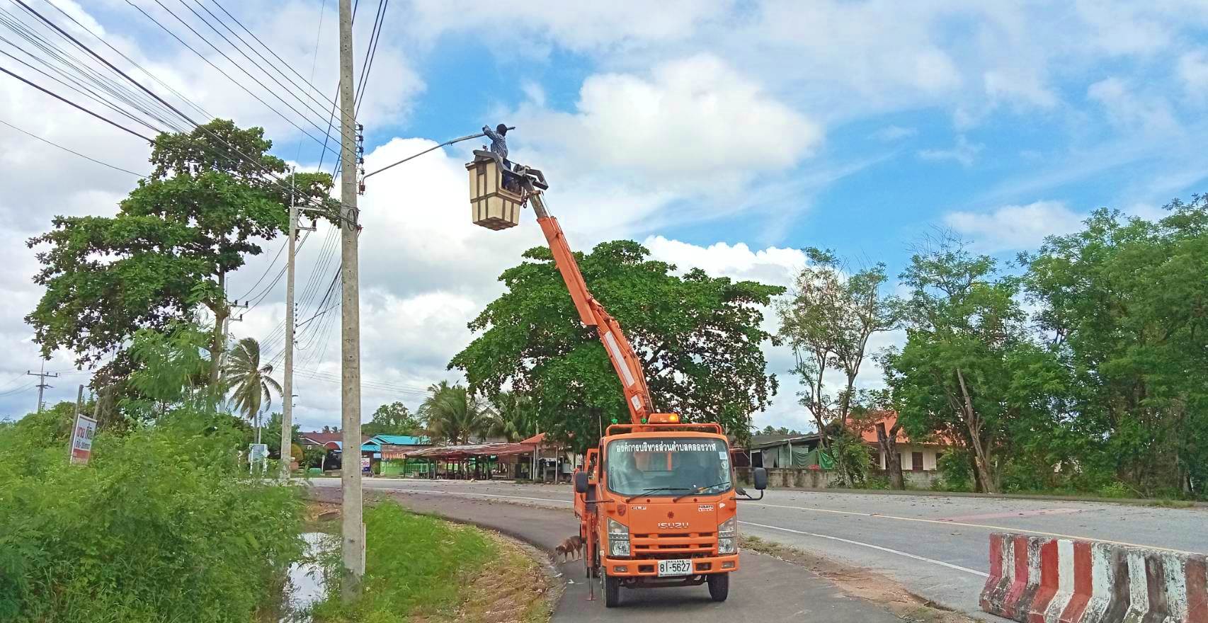 ซ่อมไฟฟ้าส่องสว่างสาธารณะที่ชำรุด ขัดข้อง ในเขตพื้นที่ หมู่ที่ 4 บ้านหว้าโทน ตำบลคลองวาฬ