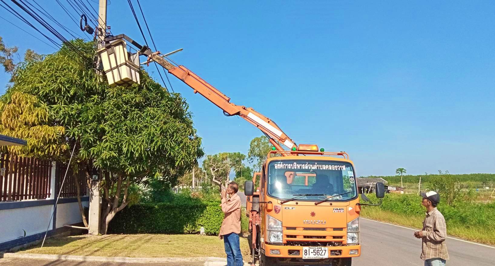 ซ่อมไฟฟ้าส่องสว่างสาธารณะที่ชำรุด ขัดข้อง ในเขตพื้นที่ หมู่ที่ 1 บ้านคลองวาฬ ตำบลคลองวาฬ