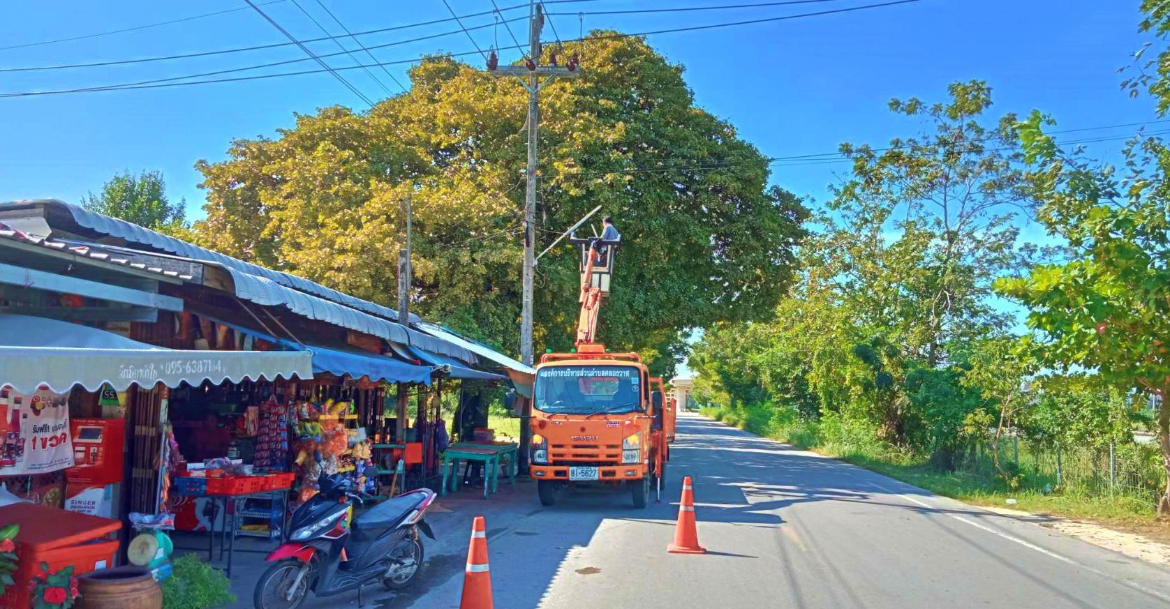 ซ่อมไฟฟ้าส่องสว่างสาธารณะที่ชำรุด ขัดข้อง ในเขตพื้นที่ หมู่ที่ 2 บ้านหนองหิน ตำบลคลองวาฬ