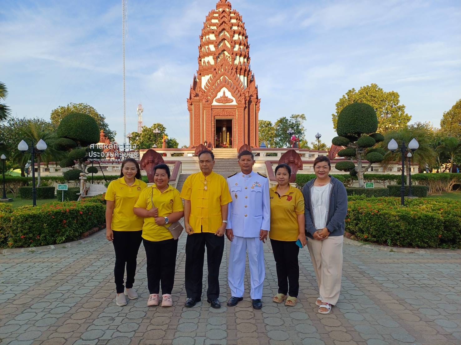 ร่วมพิธีสวดพระพุทธมนต์และพิธีทำบุญตักบาตรถวายพระราชกุศล เนื่องในวันสมเด็จพระมหาธีรราชเจ้า