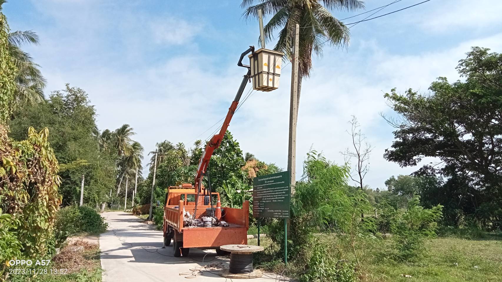 ติดตั้งไฟฟ้าส่องสว่างสาธารณะ ในซอยชมชื่น และซอยพลับใหญ่ หมู่ที่ 3 บ้านทางหวาย