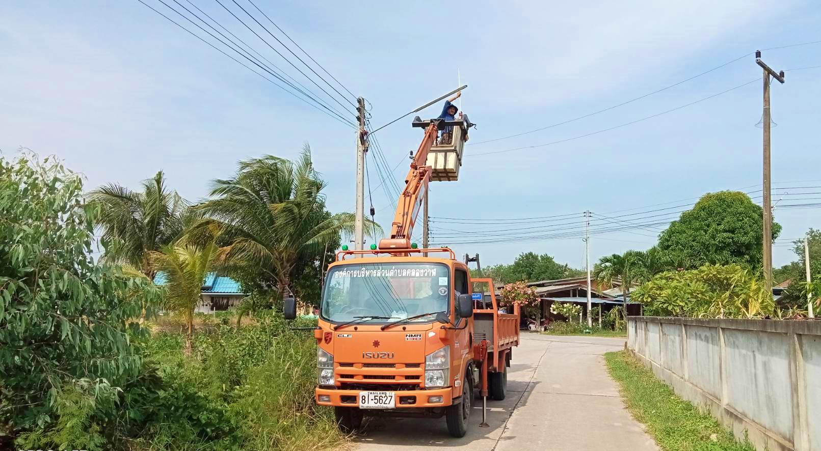 ซ่อมไฟฟ้าส่องสว่างสาธารณะที่ชำรุด ขัดข้อง ในเขตพื้นที่ หมู่ที่ 8 บ้านนาทอง ตำบลคลองวาฬ