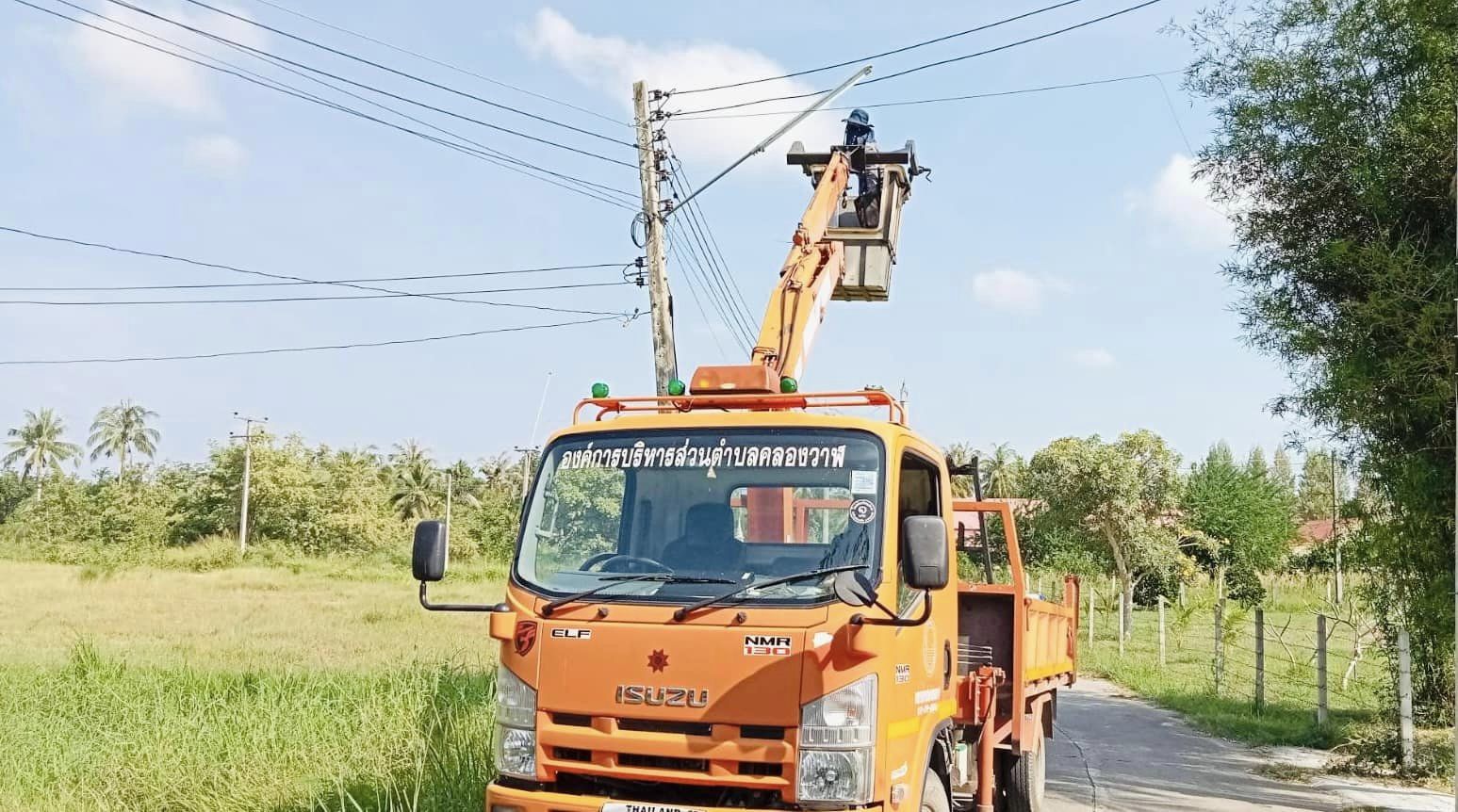 ซ่อมไฟฟ้าส่องสว่างสาธารณะที่ชำรุด ขัดข้อง ในเขตพื้นที่ หมู่ที่ 4 บ้านหว้าโทน ตำบลคลองวาฬ