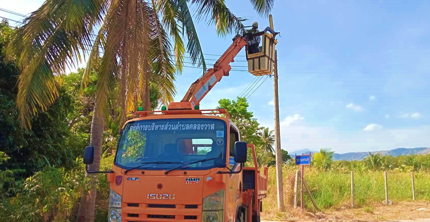 ซ่อมไฟฟ้าส่องสว่างสาธารณะที่ชำรุด ขัดข้อง ในเขตพื้นที่ หมู่ที่ 6 บ้านด่านสิงขร