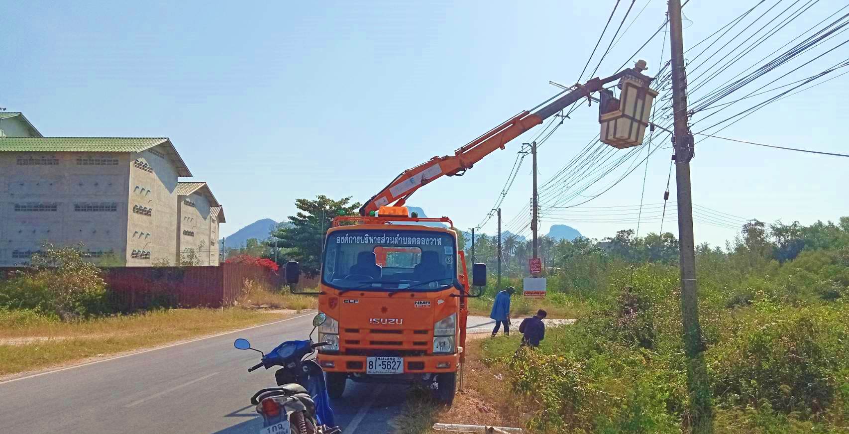 ซ่อมไฟฟ้าส่องสว่างสาธารณะที่ชำรุด ขัดข้อง ในเขตพื้นที่ หมู่ที่ 1 บ้านคลองวาฬ ตำบลคลองวาฬ