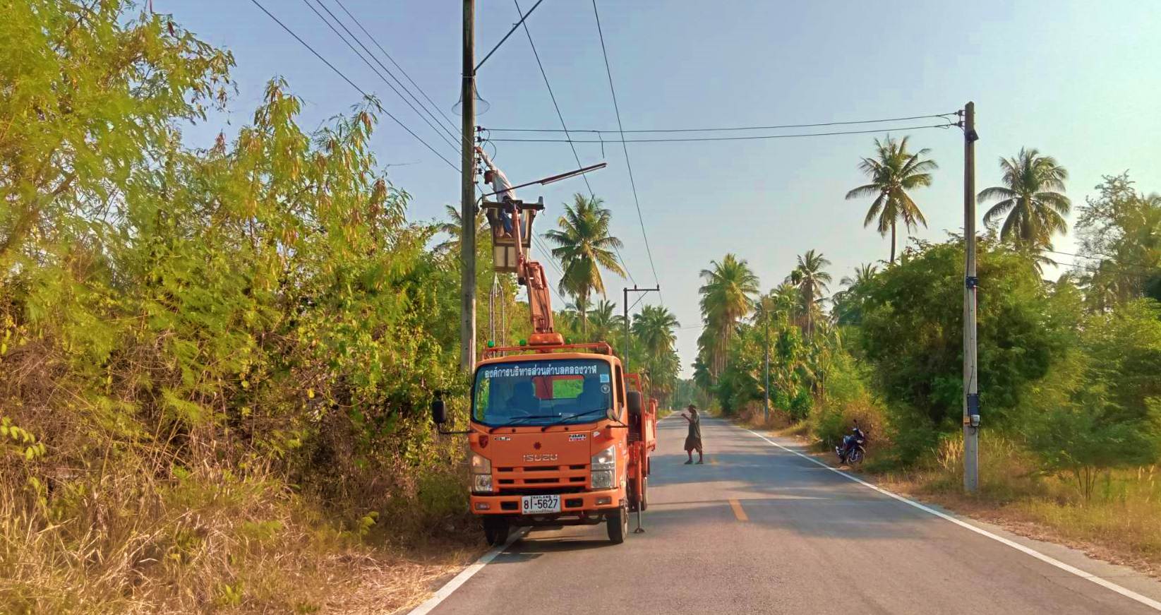 ซ่อมไฟฟ้าส่องสว่างสาธารณะที่ชำรุด ขัดข้อง ในเขตพื้นที่ หมู่ที่ 9 บ้านหนองน้ำขาว