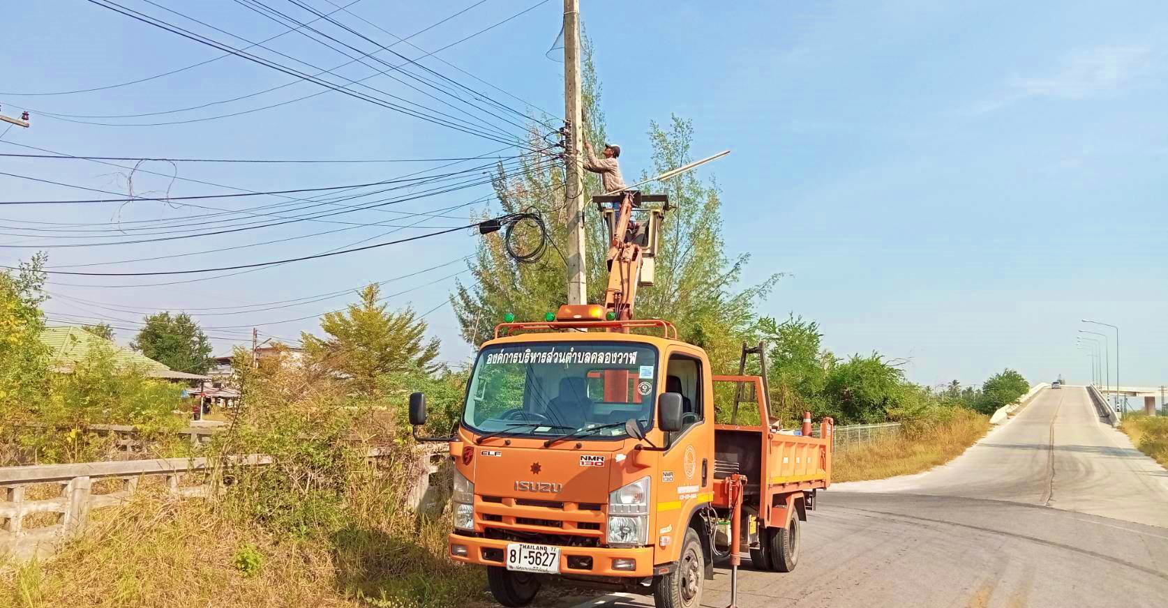 ซ่อมไฟฟ้าส่องสว่างสาธารณะที่ชำรุด ขัดข้อง ในเขตพื้นที่ หมู่ที่ 2 บ้านหนองหิน