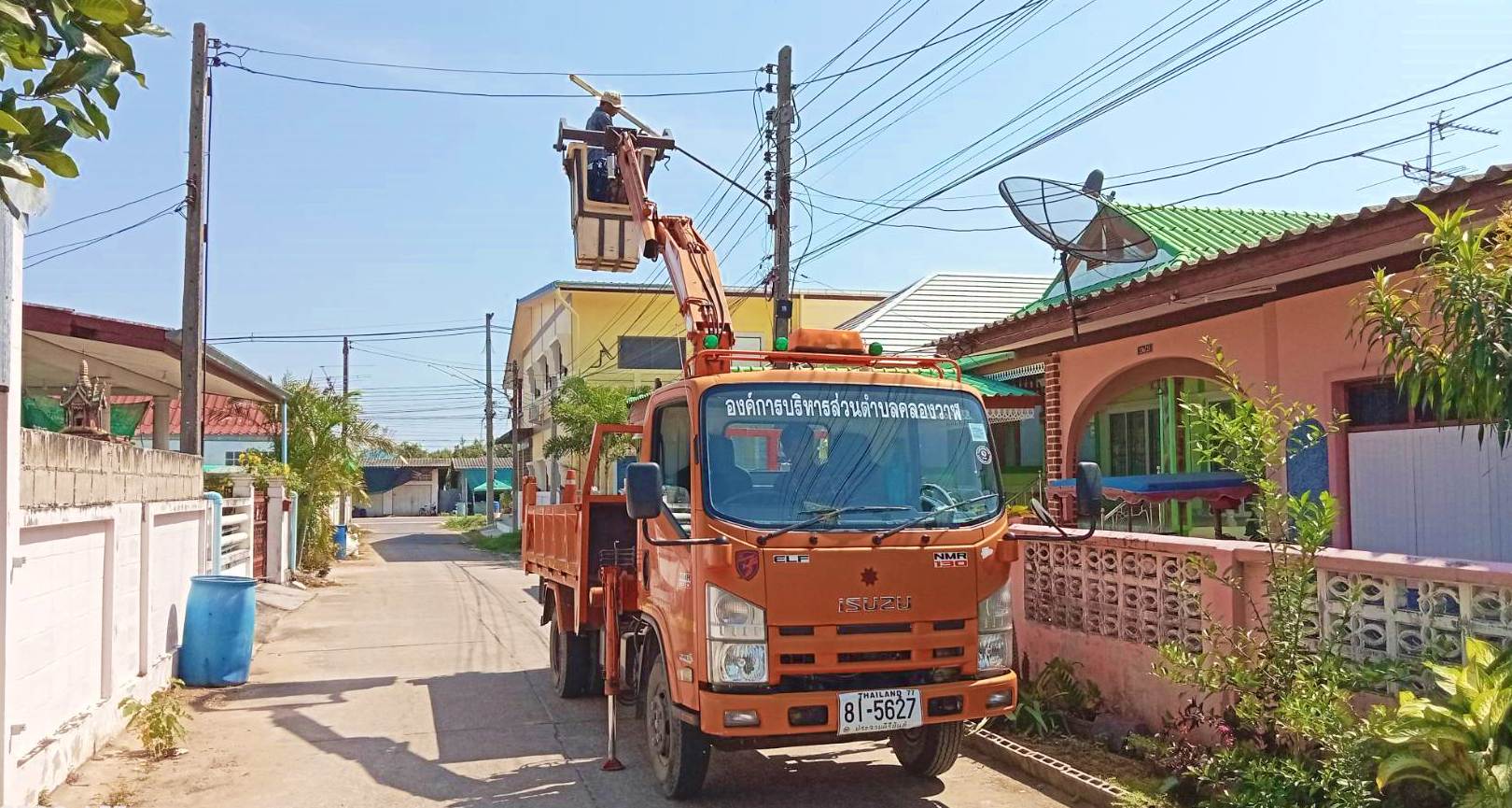 ซ่อมไฟฟ้าส่องสว่างสาธารณะที่ชำรุด ขัดข้อง ในเขตพื้นที่ หมู่ที่ 1 บ้านคลองวาฬ และหมู่ที่ 6 บ้านด่านสิงขร