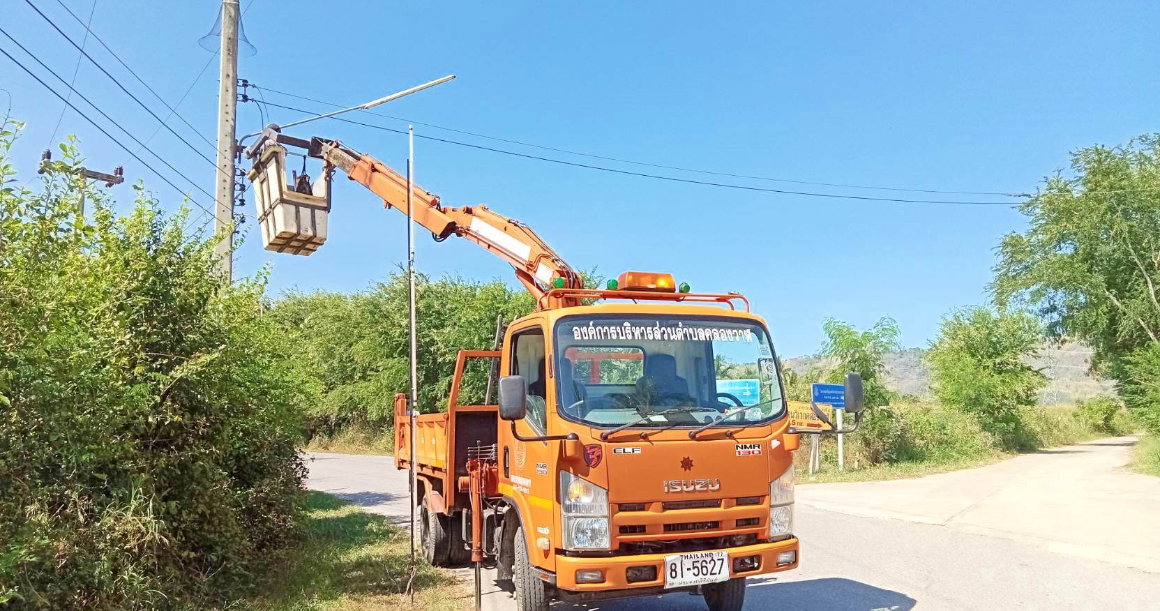 ซ่อมไฟฟ้าส่องสว่างสาธารณะที่ชำรุด ขัดข้อง ในเขตพื้นที่ หมู่ที่ 6 บ้านด่านสิงขร