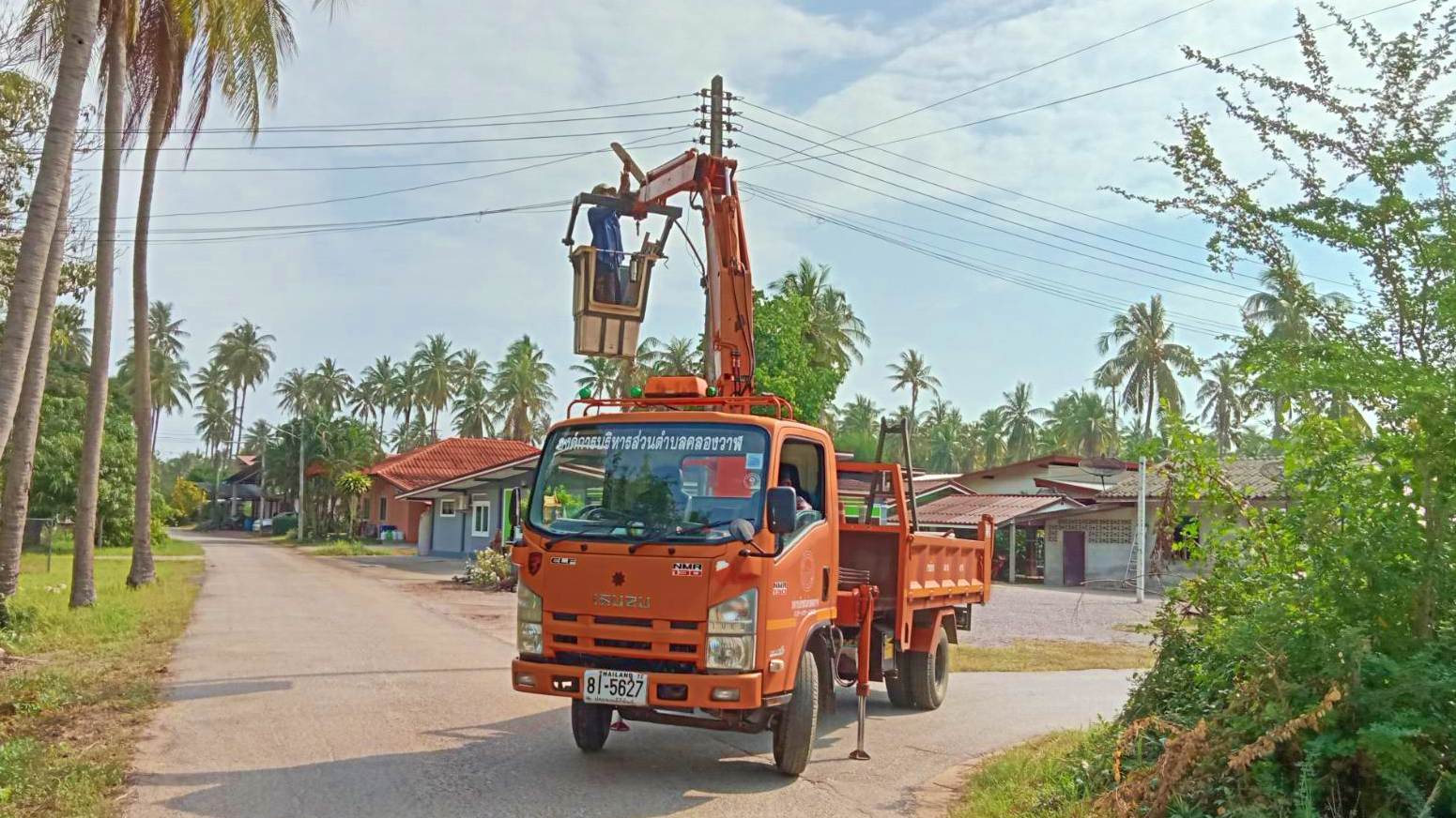 ซ่อมไฟฟ้าส่องสว่างสาธารณะที่ชำรุด ขัดข้อง ในเขตพื้นที่ หมู่ที่ 9 บ้านหนองน้ำขาว