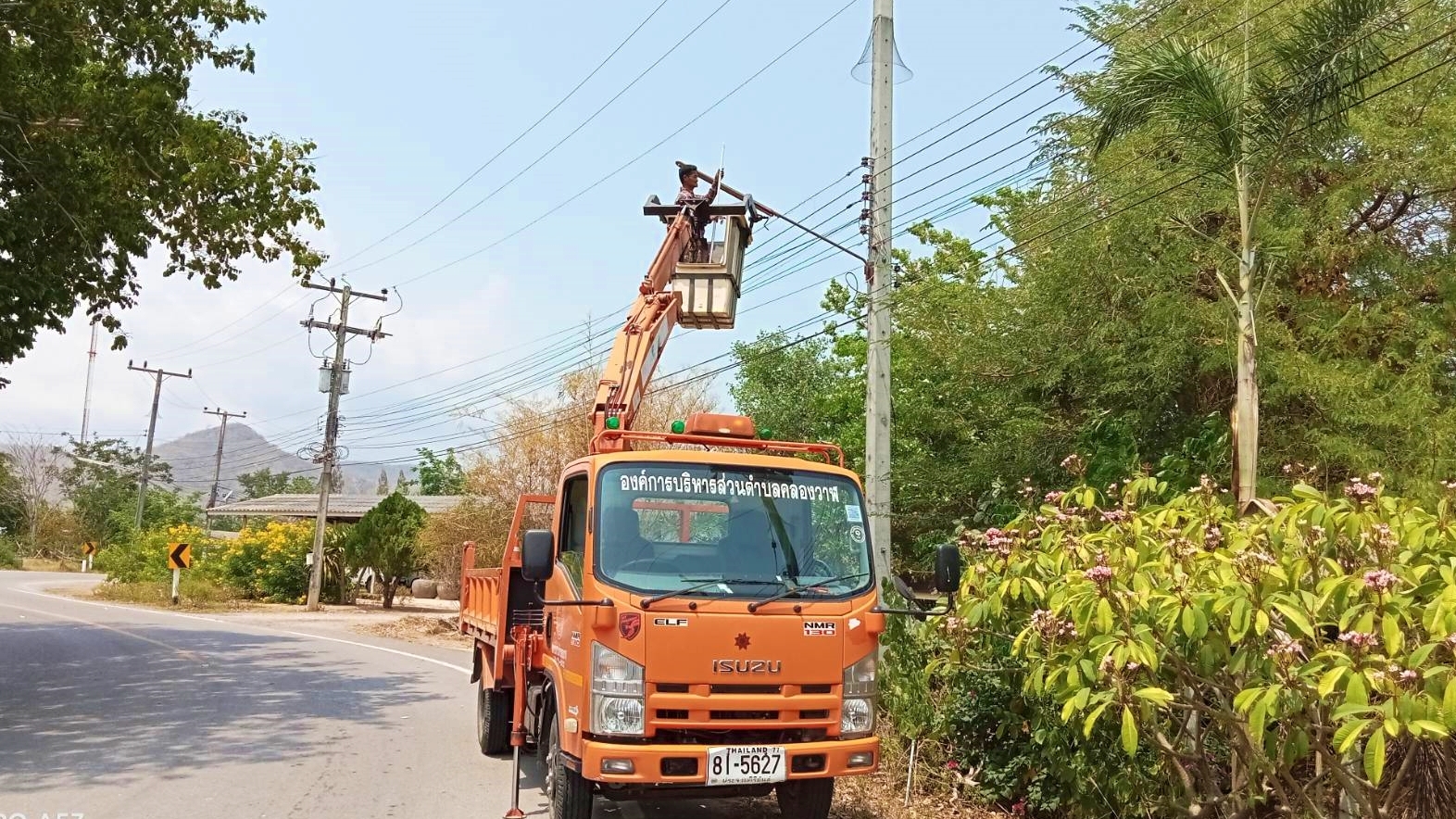 ซ่อมไฟฟ้าส่องสว่างสาธารณะที่ชำรุด ขัดข้อง ในเขตพื้นที่ หมู่ที่ 6 บ้านด่านสิงขร