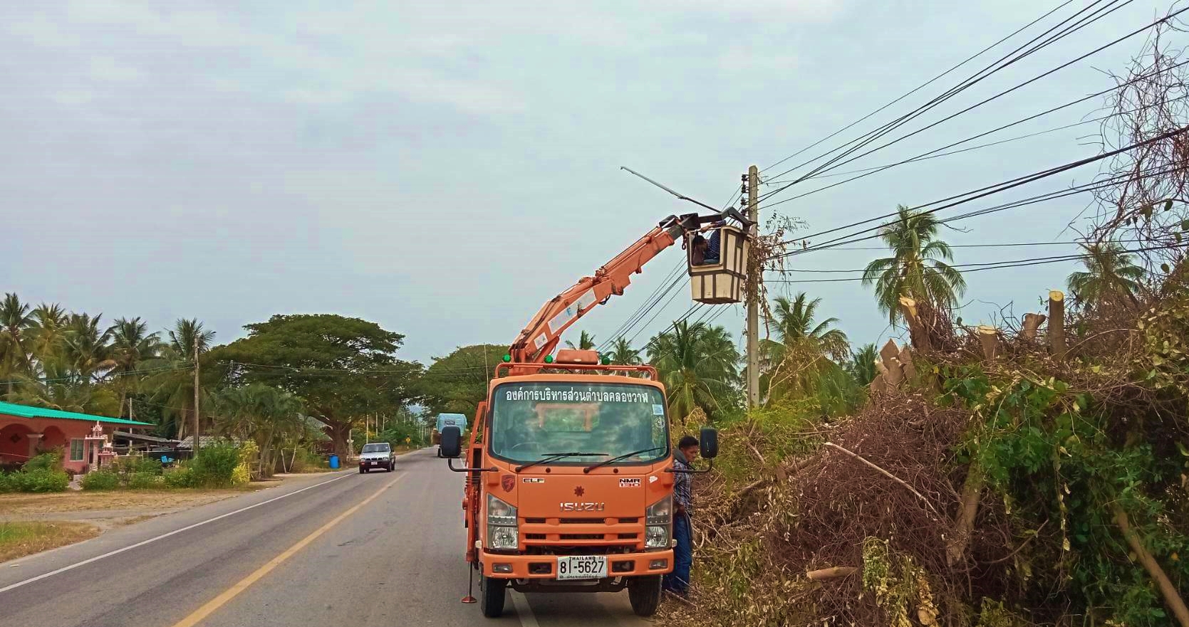 ซ่อมไฟฟ้าส่องสว่างสาธารณะที่ชำรุด ขัดข้อง ในเขตพื้นที่ หมู่ที่ 6 บ้านด่านสิงขร และหมู่ที่ 7 บ้านสวนขวัญ