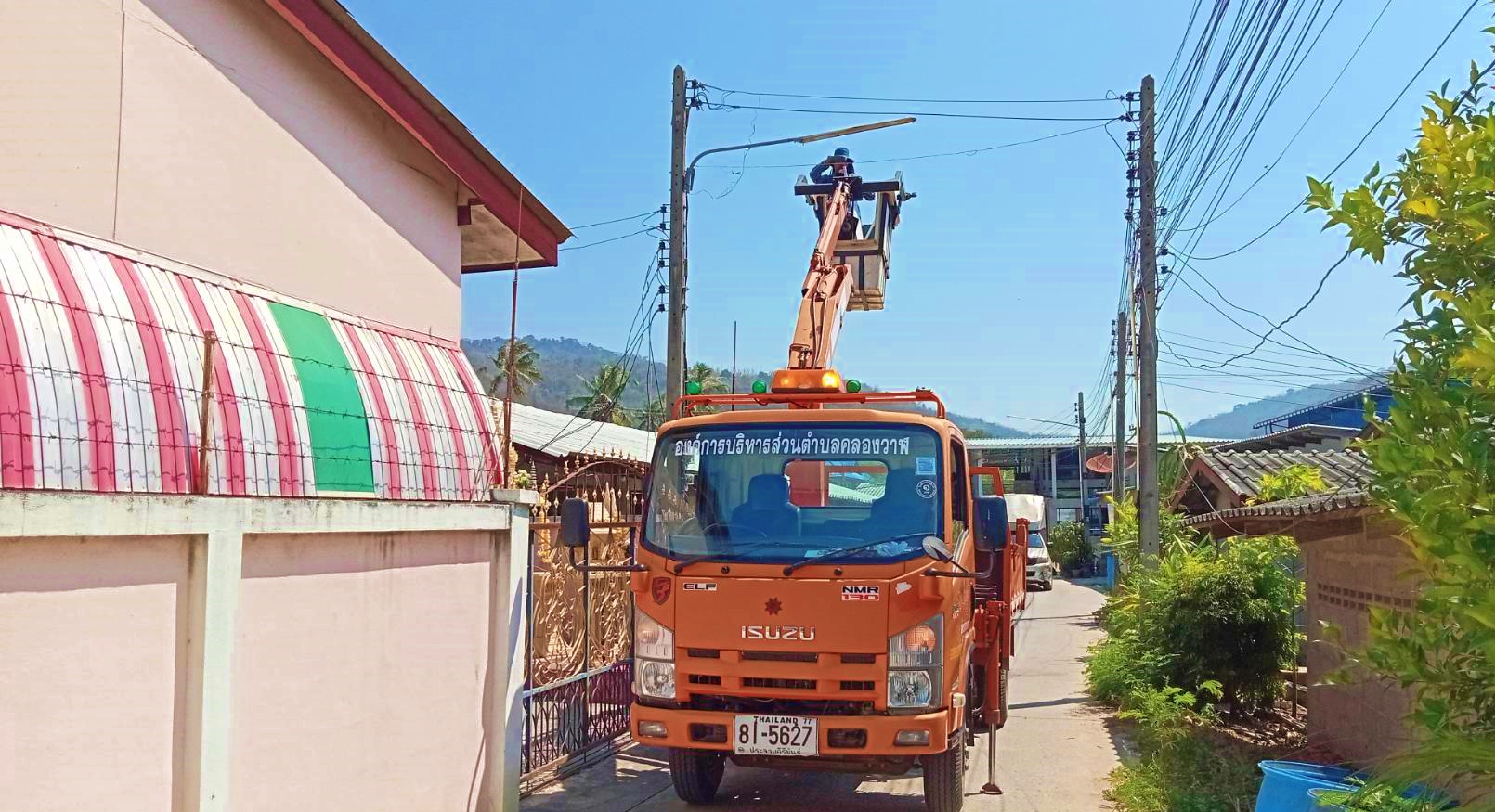 ซ่อมไฟฟ้าส่องสว่างสาธารณะที่ชำรุด ขัดข้อง ในเขตพื้นที่ หมู่ที่ 6 บ้านด่านสิงขร