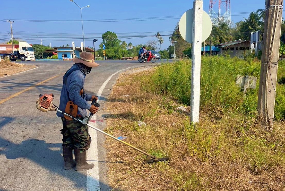 ปรับปรุงภูมิทัศน์สายเพชรเกษม-นาสร้าง และหน้าโรงเรียนบ้านหนองหิน หมู่ที่ 2 บ้านหนองหิน