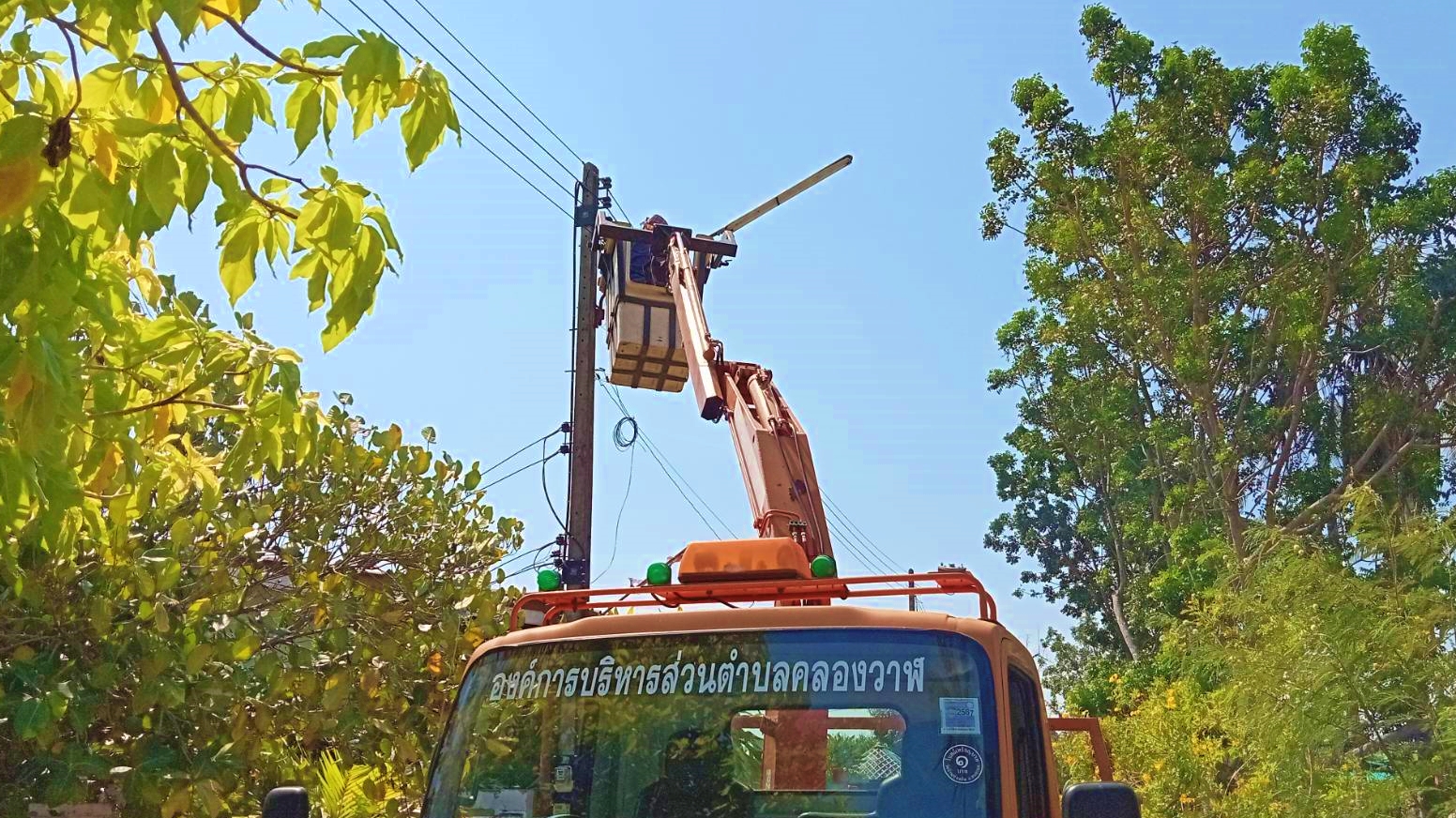 ซ่อมไฟฟ้าส่องสว่างสาธารณะที่ชำรุด ขัดข้อง ในเขตพื้นที่ หมู่ที่ 1 บ้านคลองวาฬ